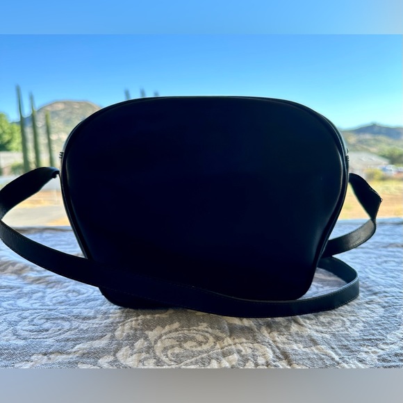 Beautiful Black Salvatore Ferragamo Leather Shoulder Bag - Picture 3 of 16